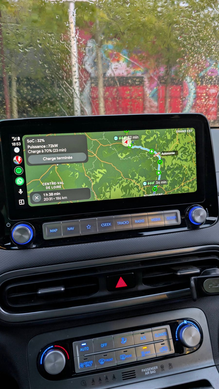 Écran de la Kona affichant ABRP pendant une recharge : 32 %, 72 kW, charge prévue jusqu'à 70 %
